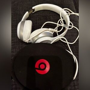 BEATS solo wired headphones in white-great condition- extra plug included